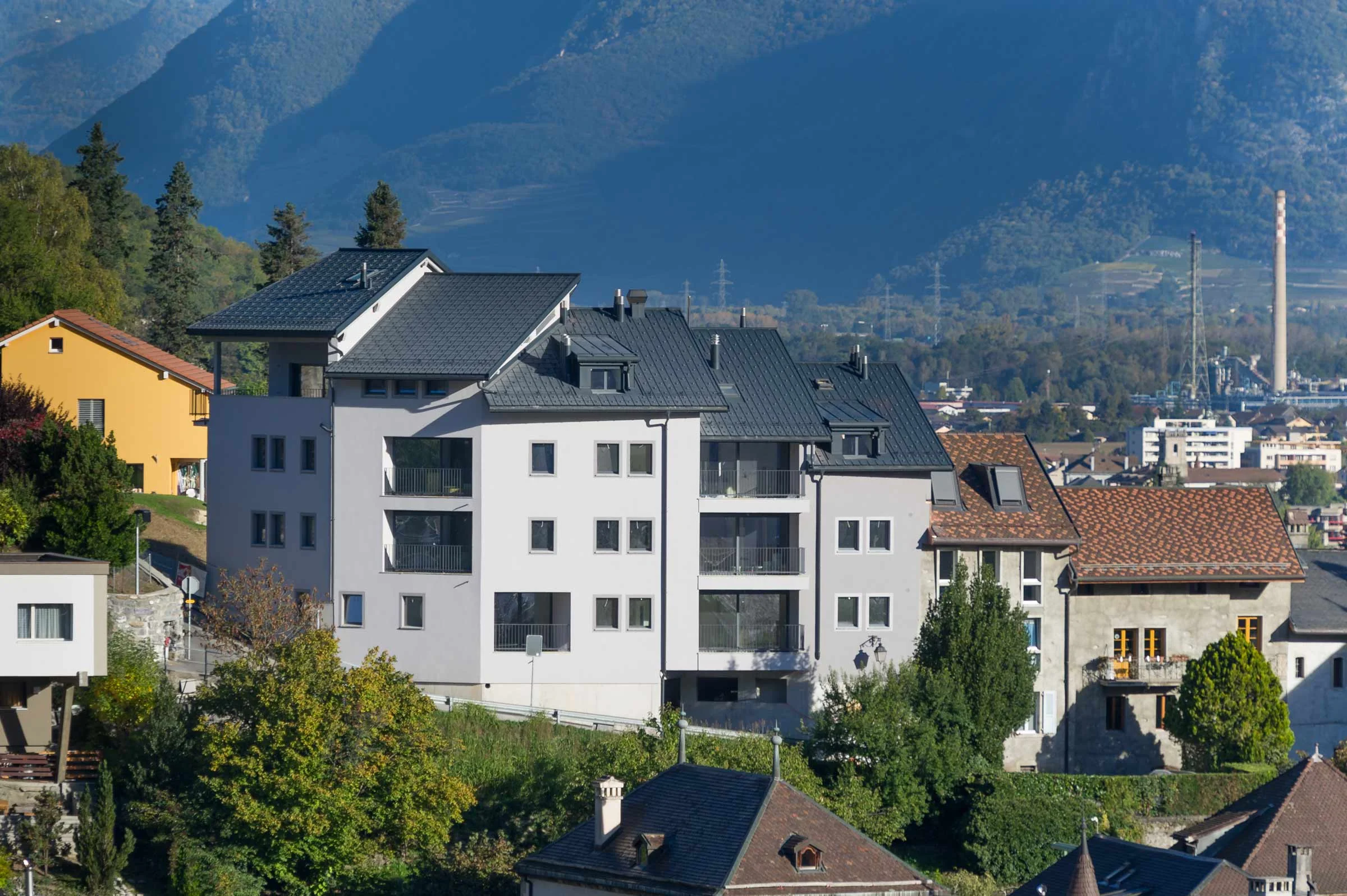 Photo Les Remparts, Immeuble neuf parfaitement intégré dans le vieux Monthey, au-dessus du château, conjuguant modernité, confort et respect du site.