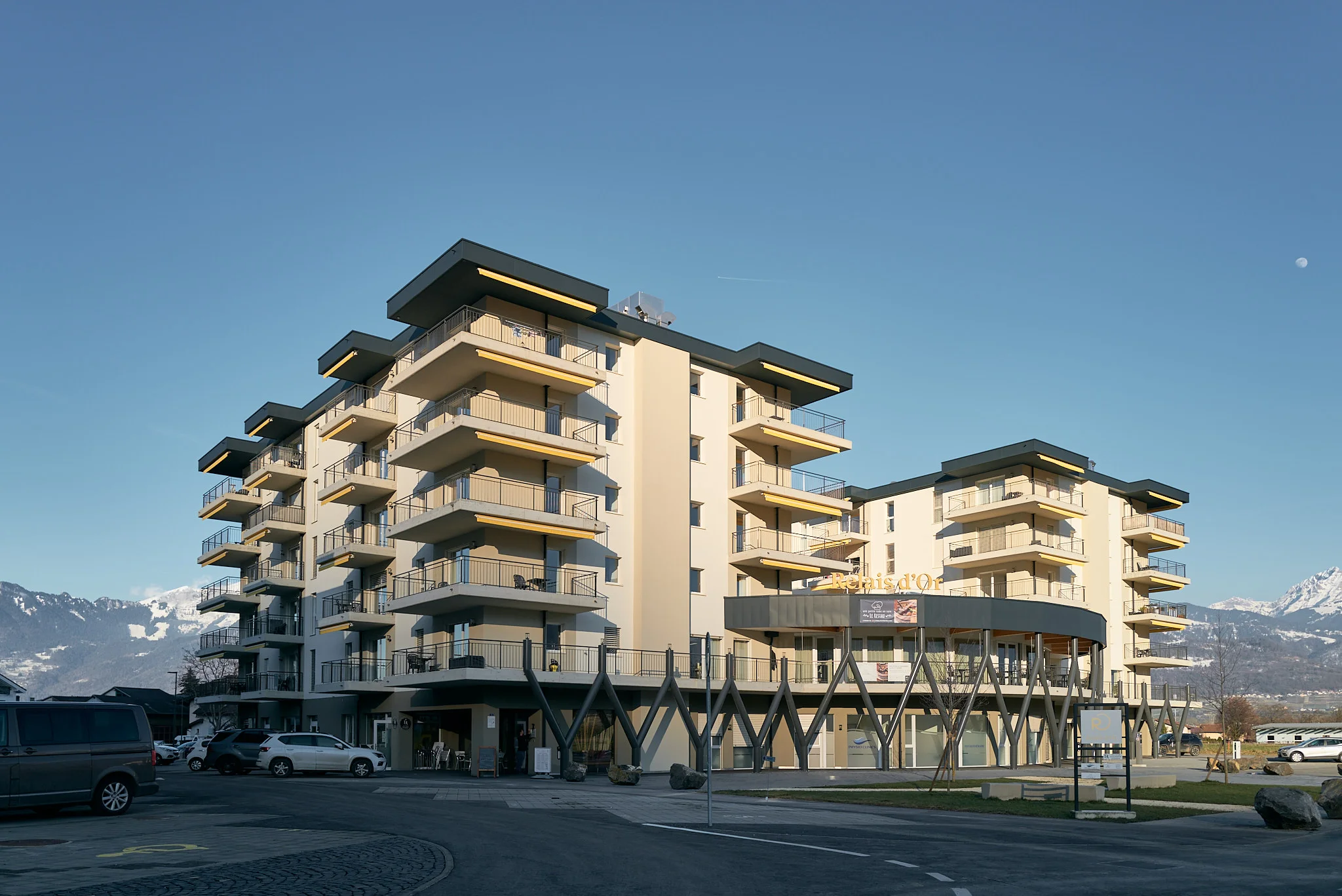 Photo Le Relais d&#039;Or, Un ensemble unique à Collombey mêlant appartements protégés, hôtel, restaurant, espaces commerciaux et piscine, le tout dans une architecture chaleureuse et expressive.