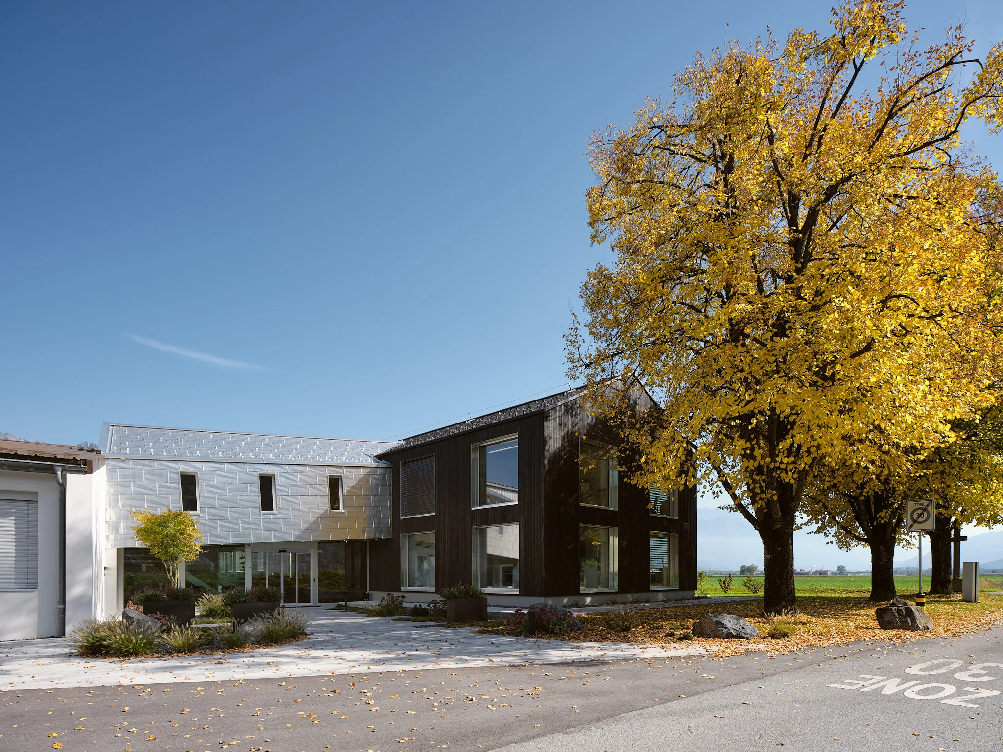 Photo TRB-CHEMEDICA, Construction d&#039;un bâtiment administratif et d&#039;accueil pour TRB-CHEMEDICA à Vouvry (VS), symbolisant l&#039;entreprise à l&#039;international.