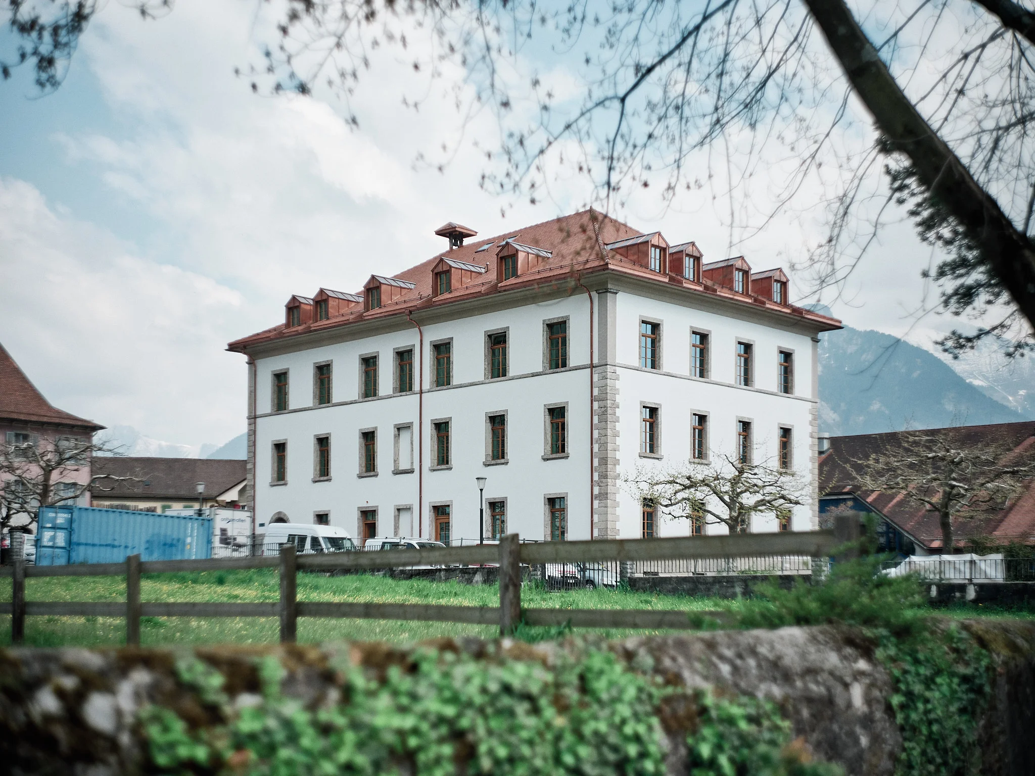 Photo Hôtel de Ville de Vouvry, Rénovation intégrale de l’Hôtel de Ville de Vouvry, bâtiment historique classé niveau 2, alliant respect patrimonial et modernité des usages.