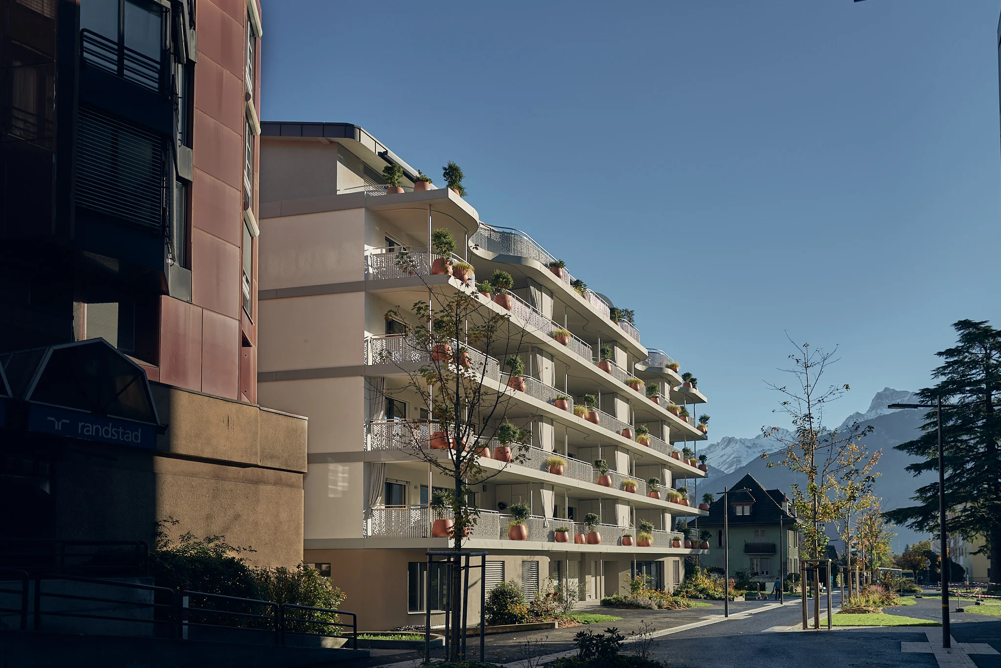 Photo Les Glycines, Architecture moderne intégrant nature et technologie dans un design fluide